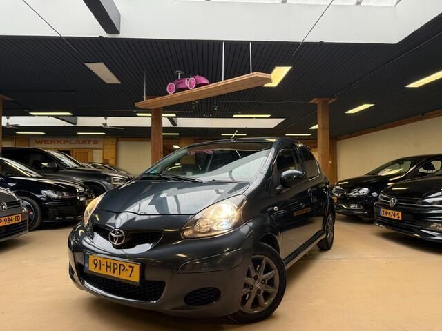Grijs Gebruikt 2009 Toyota Aygo Comfort Hatchback | € 5.950 (Iets duurder) - Afbeelding 1/4