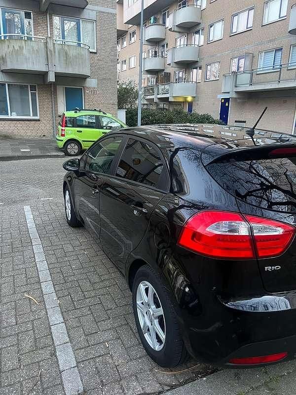 Zwart Gebruikt 2014 Kia Rio MPV | € 6.950 (Iets duurder) - Afbeelding 1/4