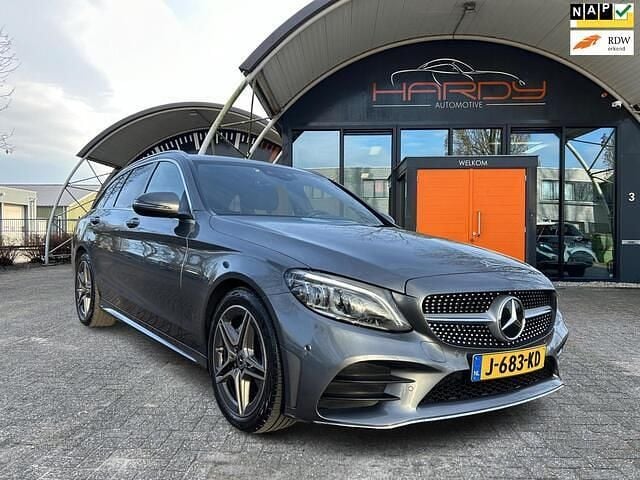 Grijs (metallic) Gebruikt 2020 Mercedes C180 Business Stationwagen | € 25.880 (Eerlijke prijs) - Afbeelding 1/4