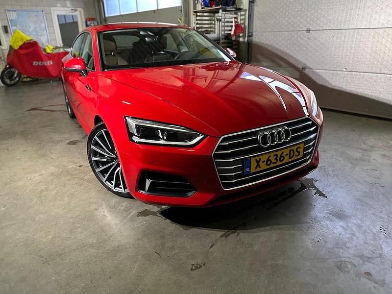 Rood (metallic) Gebruikt 2019 Audi A5 Sportback Design Hatchback | € 27.500 - Afbeelding 1/4