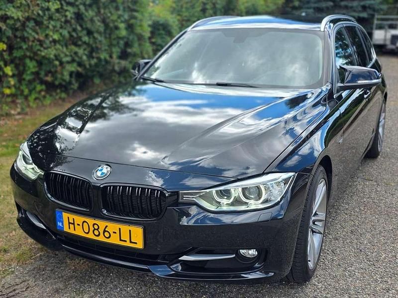 Zwart Gebruikt 2013 BMW 320 Executive Stationwagen | € 15.250 (Duur) - Afbeelding 1/4