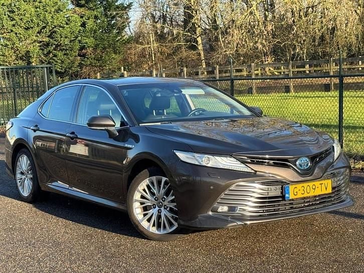 Bruin Occasion 2019 Toyota Camry Executive Sedan | € 15.950 (Eerlijke prijs) - Afbeelding 1/4