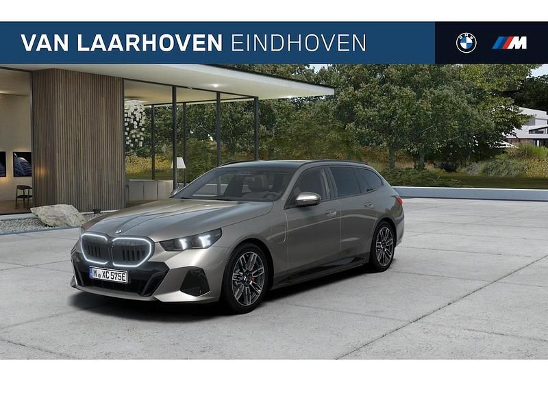 Grijs Nieuw 2025 BMW 530e Stationwagen | € 91.413 (Eerlijke prijs) - Afbeelding 1/4