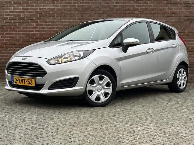 Grijs (metallic) Gebruikt 2013 Ford Fiesta Trend Hatchback | € 5.450 (Goede deal) - Afbeelding 1/4