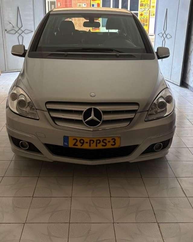 Zilver Gebruikt 2011 Mercedes B160 MPV | € 5.000 (Eerlijke prijs) - Afbeelding 1/4