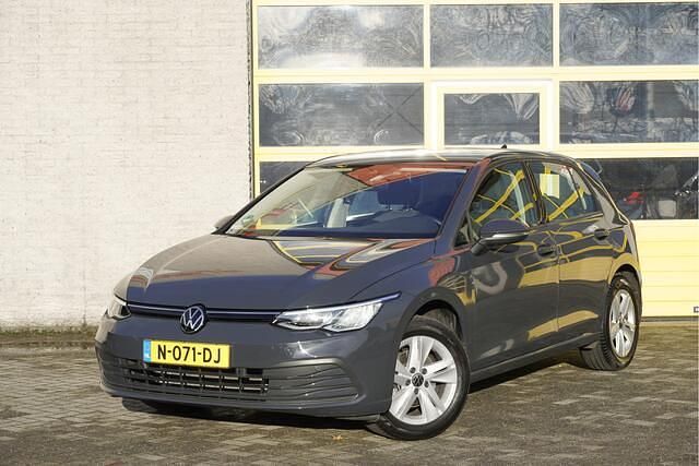 Grijs Gebruikt 2021 VW Golf VIII Life Hatchback | € 17.950 (Goede deal) - Afbeelding 1/4