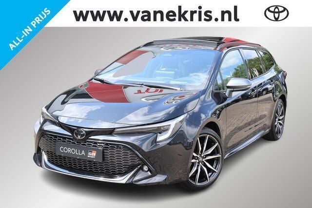 Zwart, metallic lak Nieuw 2025 Toyota Corolla Hybrid Plus Hatchback | € 43.403 (Eerlijke prijs) - Afbeelding 1/4