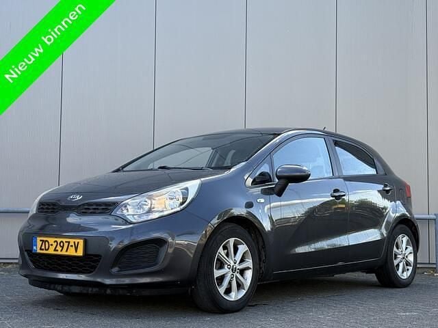 Grijs Occasion 2014 Kia Rio Hatchback | € 3.400 (Eerlijke prijs) - Afbeelding 1/4