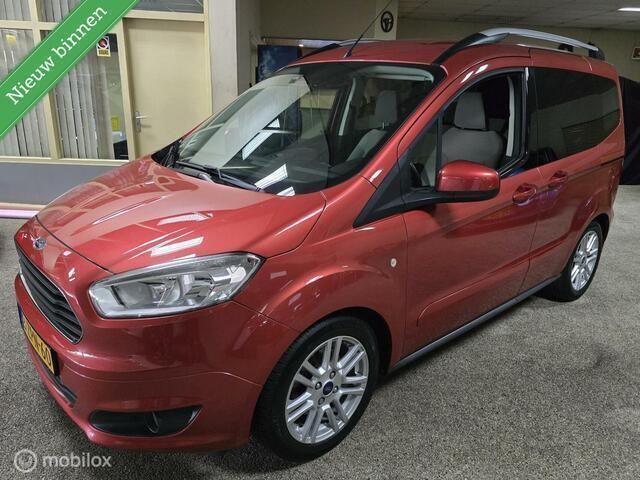 Rood Gebruikt 2015 Ford Tourneo Courier Titanium MPV | € 7.495 (Iets duurder) - Afbeelding 1/4