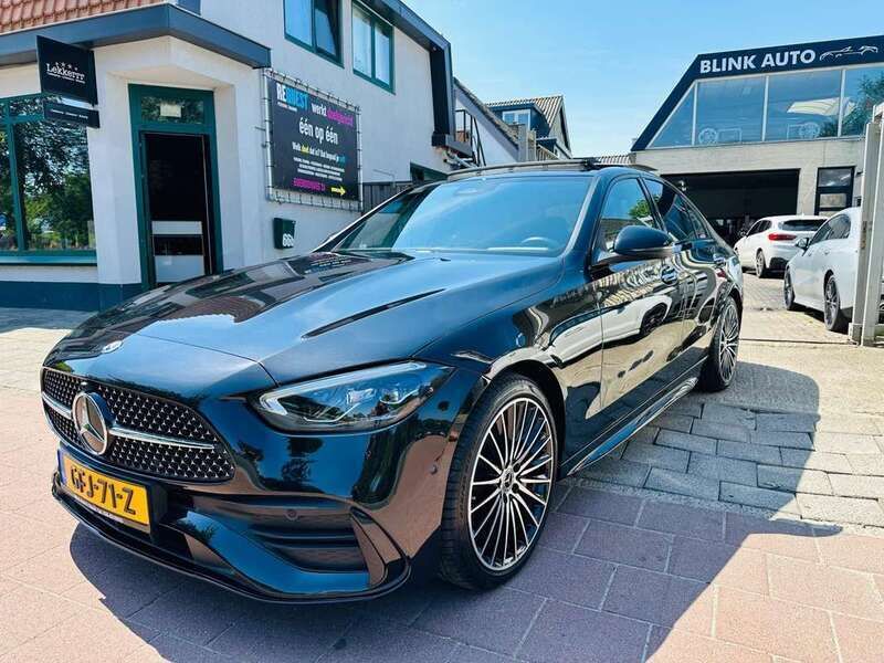 Zwart, metallic lak Gebruikt 2022 Mercedes C220 AMG line Sedan | € 49.999 (Iets duurder) - Afbeelding 1/4