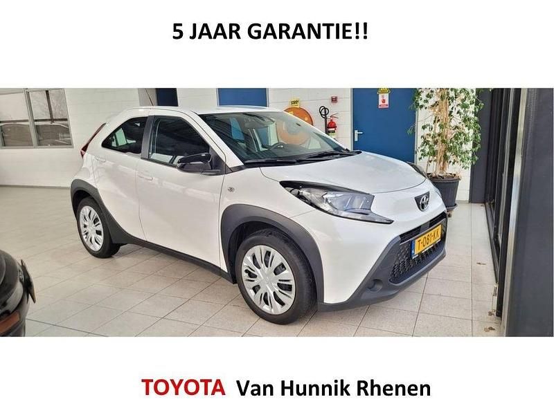 Wit Occasion 2023 Toyota Aygo X Play SUV | € 17.899 (Eerlijke prijs) - Afbeelding 1/4