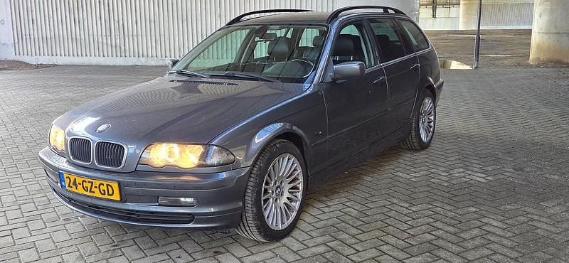 Grijs Occasion 2001 BMW 320 Executive Stationwagen | € 2.450 (Super prijs) - Afbeelding 1/4