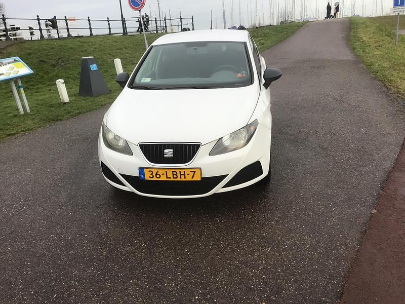 Wit Occasion 2010 Seat Ibiza Hatchback | € 2.495 (Eerlijke prijs) - Afbeelding 1/4