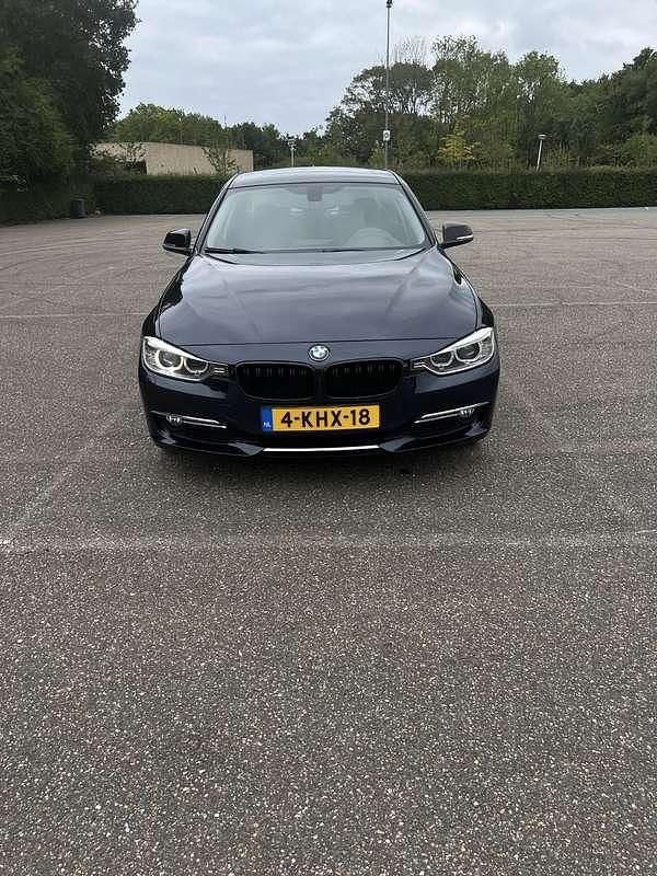 Blauw Gebruikt 2013 BMW 320 Luxury Line Sedan | € 8.250 (Goede deal) - Afbeelding 1/4