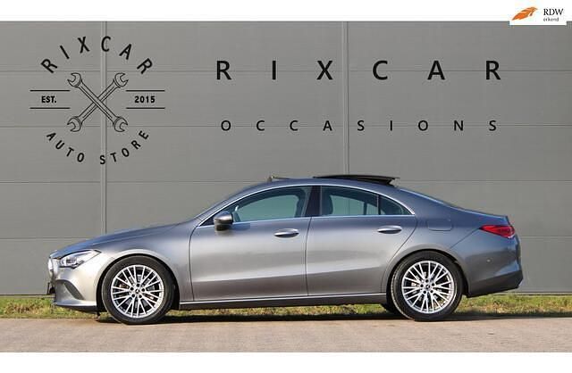 Grijs (metallic) Occasion 2020 Mercedes CLA220 Premium Plus Sedan | € 28.890 (Eerlijke prijs) - Afbeelding 1/4