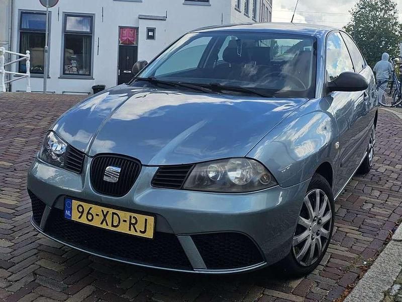 Grijs Gebruikt 2007 Seat Ibiza Reference Hatchback | € 1.700 (Eerlijke prijs) - Afbeelding 1/4