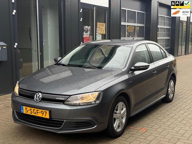 Grijs Gebruikt 2013 VW Jetta Hybrid Comfortline Sedan | € 6.250 (Eerlijke prijs) - Afbeelding 1/4