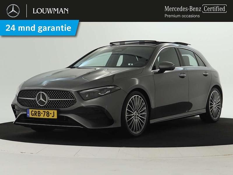 Grijs, metallic lak Gebruikt 2024 Mercedes A180 AMG line Hatchback | € 40.945 - Afbeelding 1/3