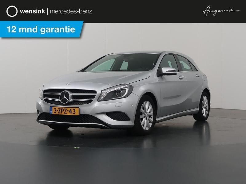 Grijs, metallic lak Gebruikt 2015 Mercedes A180 Ambition Hatchback | € 14.450 (Eerlijke prijs) - Afbeelding 1/4