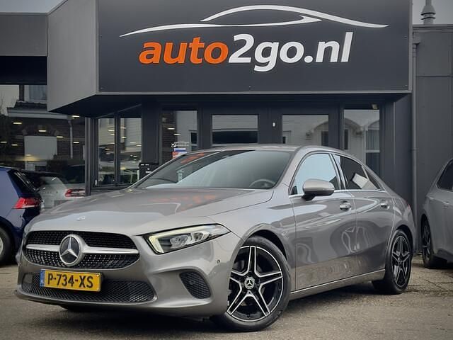 Grijs (metallic) Occasion 2022 Mercedes A200 AMG line Sedan | € 24.900 (Goede deal) - Afbeelding 1/4