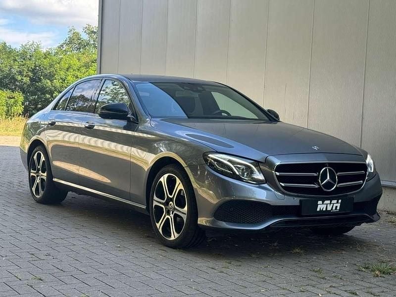 Grijs Gebruikt 2017 Mercedes E350 Business Sedan | € 24.950 (Eerlijke prijs) - Afbeelding 1/4
