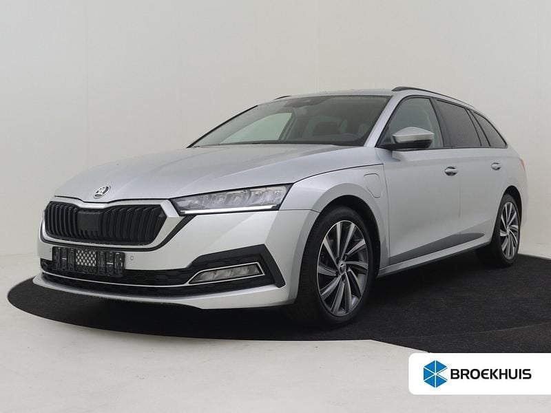 Grijs Gebruikt 2021 Skoda Octavia First Edition Stationwagen | € 23.900 (Goede deal) - Afbeelding 1/4