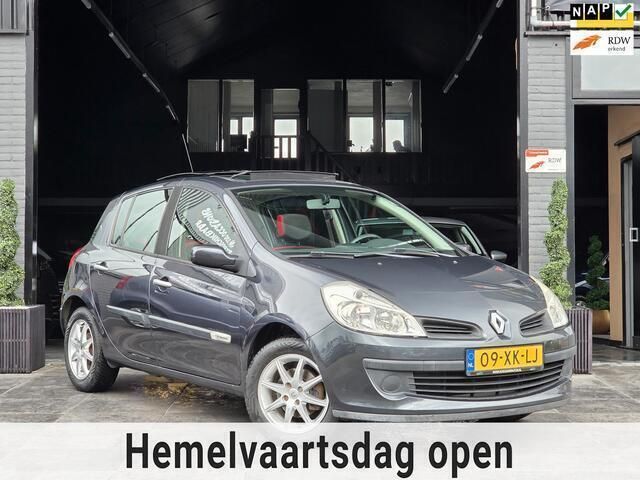 Grijs Gebruikt 2007 Renault Clio II Rip Curl Hatchback | € 2.994 (Eerlijke prijs) - Afbeelding 1/4