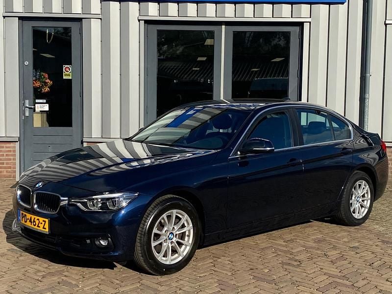 Blauw Gebruikt 2017 BMW 318 Executive Sedan | € 16.950 (Eerlijke prijs) - Afbeelding 1/4