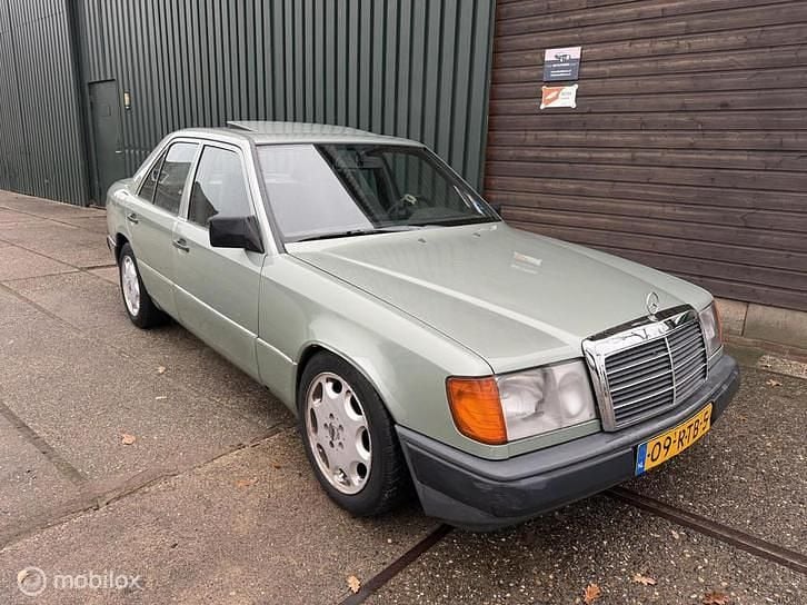 Groen Gebruikt 1986 Mercedes E230 Sedan | € 2.950 - Afbeelding 1/4