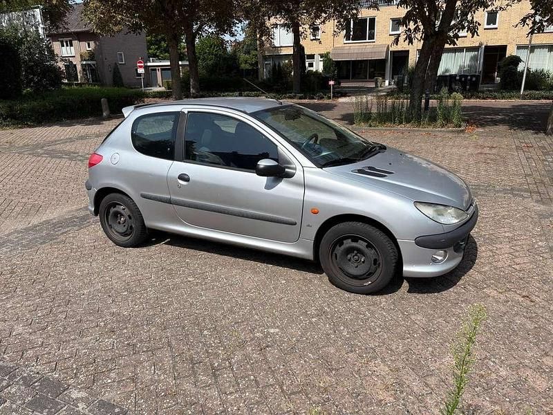 Zilver Gebruikt 1999 Peugeot 206 Hatchback | € 745 (Eerlijke prijs) - Afbeelding 1/4