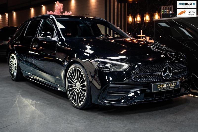 Zwart Occasion 2022 Mercedes C200 AMG line Stationwagen | € 41.900 (Duur) - Afbeelding 1/4