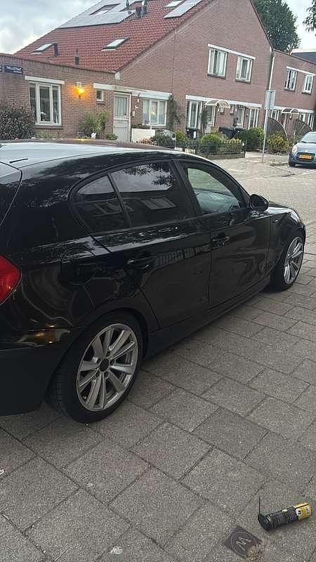 Zwart Gebruikt 2009 BMW 116 Hatchback | € 3.150 (Goede deal) - Afbeelding 1/4