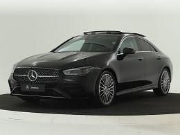 Donker kosmoszwart metaalkleur metallic Nieuw 2024 Mercedes CLA180 AMG line Plus Sedan | € 55.618 (Duur) - Afbeelding 1/4