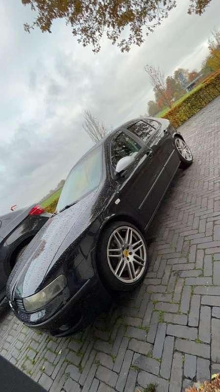 Zwart Occasion 2002 Seat Leon Sport Hatchback | € 2.850 - Afbeelding 1/4