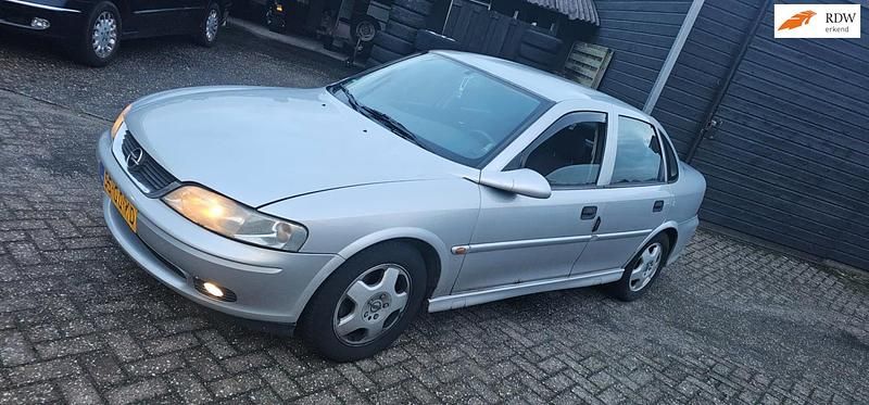 Grijs Occasion 2000 Opel Vectra Business Edition Sedan | € 1.450 - Afbeelding 1/4
