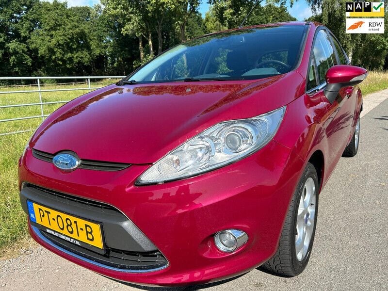 Rood Gebruikt 2009 Ford Fiesta Ghia Hatchback | € 4.950 (Eerlijke prijs) - Afbeelding 1/4