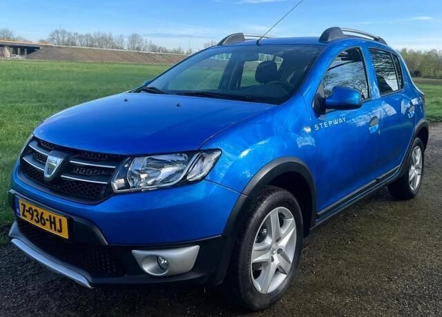 Blauw Occasion 2015 Dacia Sandero Stepway Hatchback | € 7.350 (Eerlijke prijs) - Afbeelding 1/4