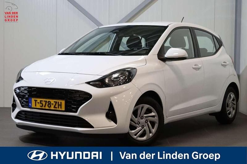 Wit Gebruikt 2023 Hyundai i10 Comfort Hatchback | € 16.395 (Eerlijke prijs) - Afbeelding 1/4