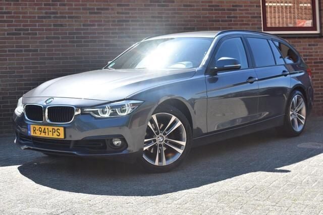 Grijs, metallic lak Gebruikt 2018 BMW 318 Stationwagen | € 13.949 (Goede deal) - Afbeelding 1/4