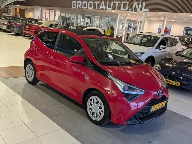 Occasion Toyota Aygo X-play 74 PK (54 kW) 2019 Rood Hatchback