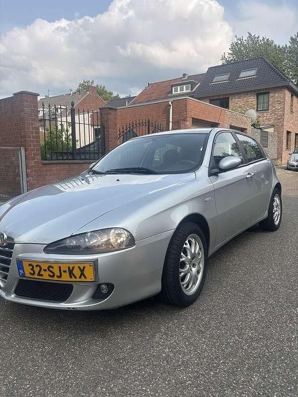 Grijs Gebruikt 2006 Alfa Romeo 147 Veloce Hatchback | € 1.999 (Eerlijke prijs) - Afbeelding 1/4