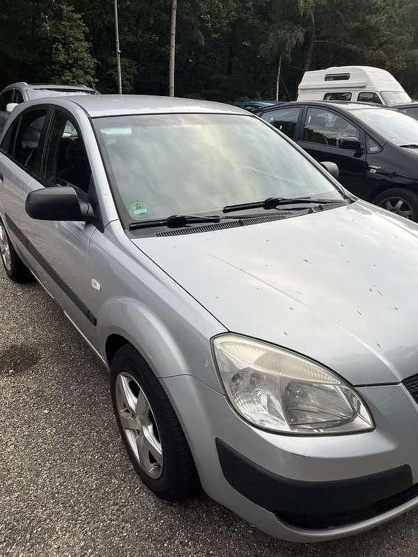 Grijs Gebruikt 2006 Kia Rio MPV | € 1.200 (Eerlijke prijs) - Afbeelding 1/4
