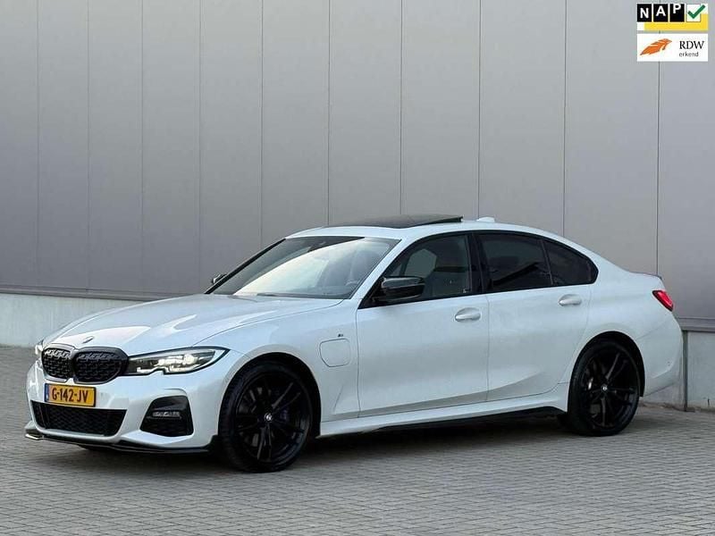 Wit Gebruikt 2019 BMW 330e M Sport Sedan | € 22.900 (Eerlijke prijs) - Afbeelding 1/4