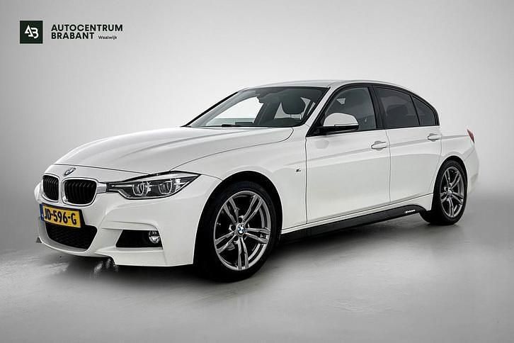 Wit Gebruikt 2016 BMW 318 M Sport Sedan | € 19.995 (Eerlijke prijs) - Afbeelding 1/3