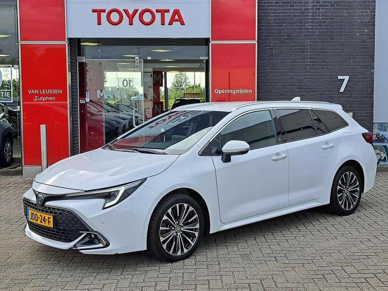 Wit Gebruikt 2024 Toyota Corolla Hybrid Stationwagen | € 34.400 - Afbeelding 1/4