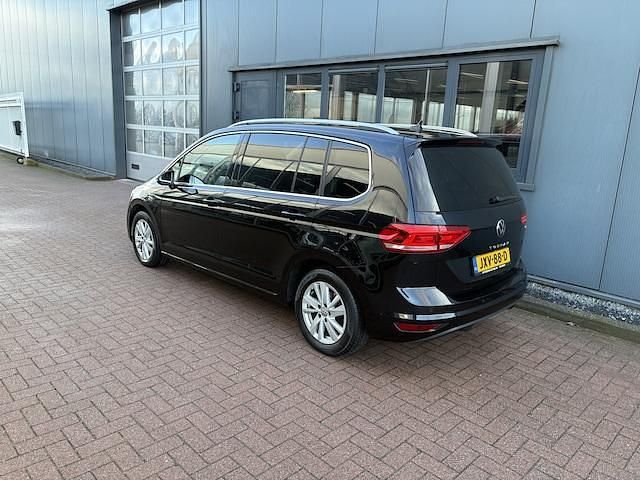 Occasion VW Touran Highline 150 PK (110 kW) 2022 Zwart (metallic) MPV