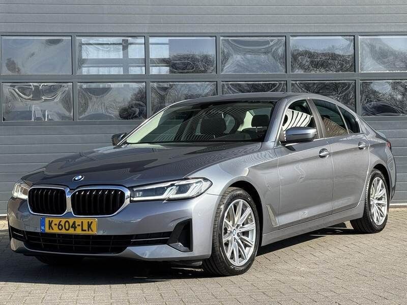 Grijs Gebruikt 2021 BMW 520 Executive Sedan | € 35.499 (Eerlijke prijs) - Afbeelding 1/4