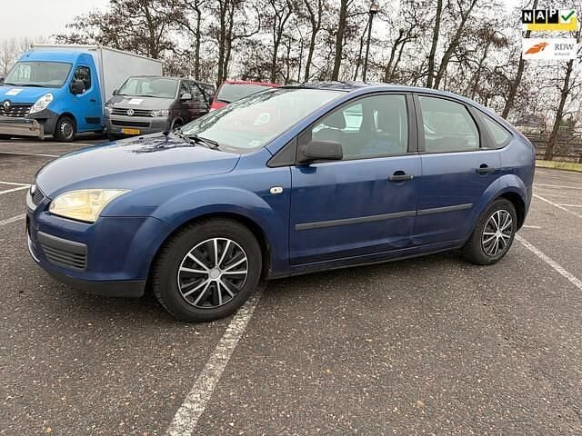 Blauw (metallic) Gebruikt 2006 Ford Focus Ambiente Hatchback | € 945 (Super prijs) - Afbeelding 1/4