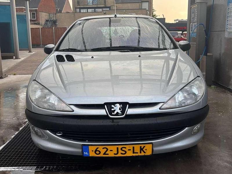 Zilver Gebruikt 2002 Peugeot 206 Premium Hatchback | € 2.000 (Eerlijke prijs) - Afbeelding 1/4