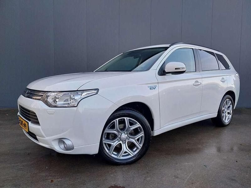 Wit (metallic) Occasion 2013 Mitsubishi Outlander P-HEV Instyle SUV | € 13.900 (Goede deal) - Afbeelding 1/4